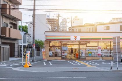 Traveling & Diet Slow Carb: Turun 10 kg Hanya Lewat 7-Eleven 55 A 7 Eleven Convenience Store in Japan