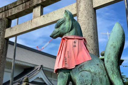 Toyokawa Inari Aichi: Salah Satu dari Tiga Tempat Suci Utama di Jepang 22 A Fox Statue Torii Gate at Toyokawa Inari