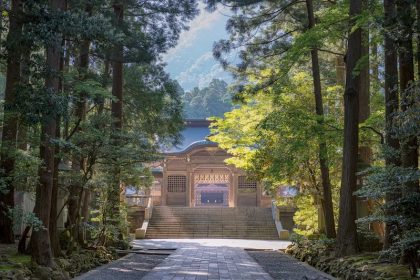 Pesona Kuil Kuno Yahiko, Surga Tersembunyi di Niigata 14 A Gate at Yahiko Shrine