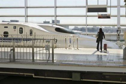 Bedah Tuntas JR Rail Pass: Siapa yang Untung Membelinya? 35 A JR Rail Pass Holder Boards the Shinkansen at Kyoto Station