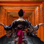 Cara Berkunjung ke Kuil: Panduan Singkat Etika yang Tepat 6 A Woman in a Kimono Visits a Shrine in Japan