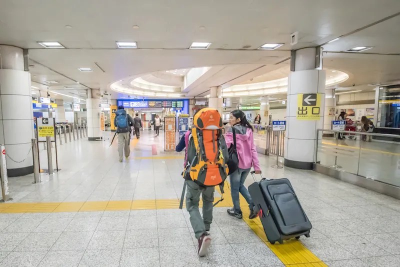 Panduan Transit di Narita: Menikmati Sisi Autentik Jepang dengan Cepat 8 Tourists at Narita International Airport
