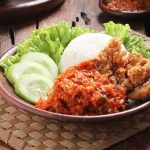 3 Resep Sambal Ayam Geprek yang Pedas dan Nikmat 5 ilustrasi ayam geprek 1775180178168 169