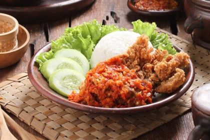 3 Resep Sambal Ayam Geprek yang Pedas dan Nikmat 3 ilustrasi ayam geprek 1775180178168 169