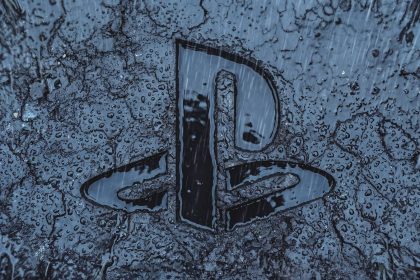 Kojima Rilis Pernyataan Resmi Terbaru soal PlayStation 3 playstation logo sad rainy blue dreary game rant