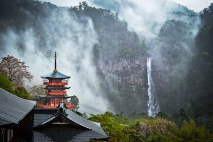 Kumano Sanzan: Tiga Kuil Kuno di Wakayama 28 Seiganto ji Nachi Falls at Kumano Nachi Taisha in Wakayama Prefecture