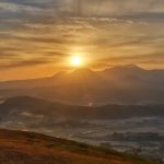 Pegunungan Kirishima: Jalur Pendakian Terbaik di Kyushu 1 Sunrise Over the Kirishima Mountain Range