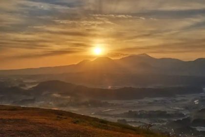 Pegunungan Kirishima: Jalur Pendakian Terbaik di Kyushu 33 Sunrise Over the Kirishima Mountain Range