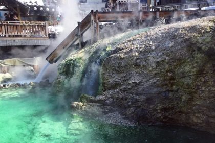 Pesona Kusatsu Onsen, Salah Satu Kota Pemandian Air Panas Terbaik di Jepang 9 The Yubatake of Kusatsu Onsen