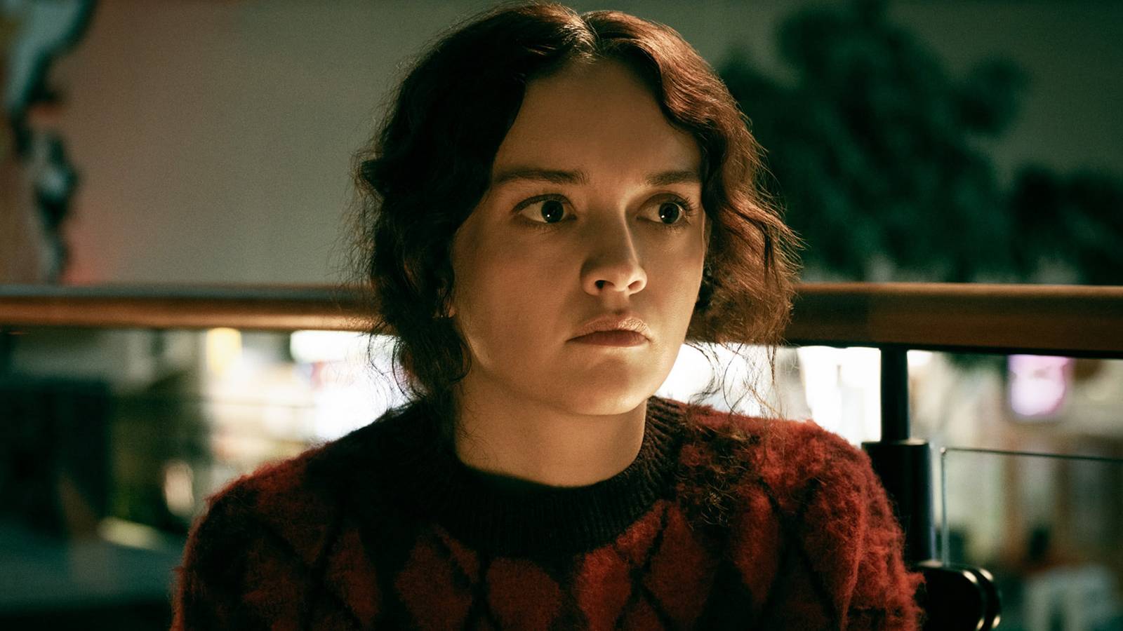 Jadwal Rilis dan Jam Tayang Slow Horses Season 6 2 slow horses season 6 olivia cooke in silly sweater close up